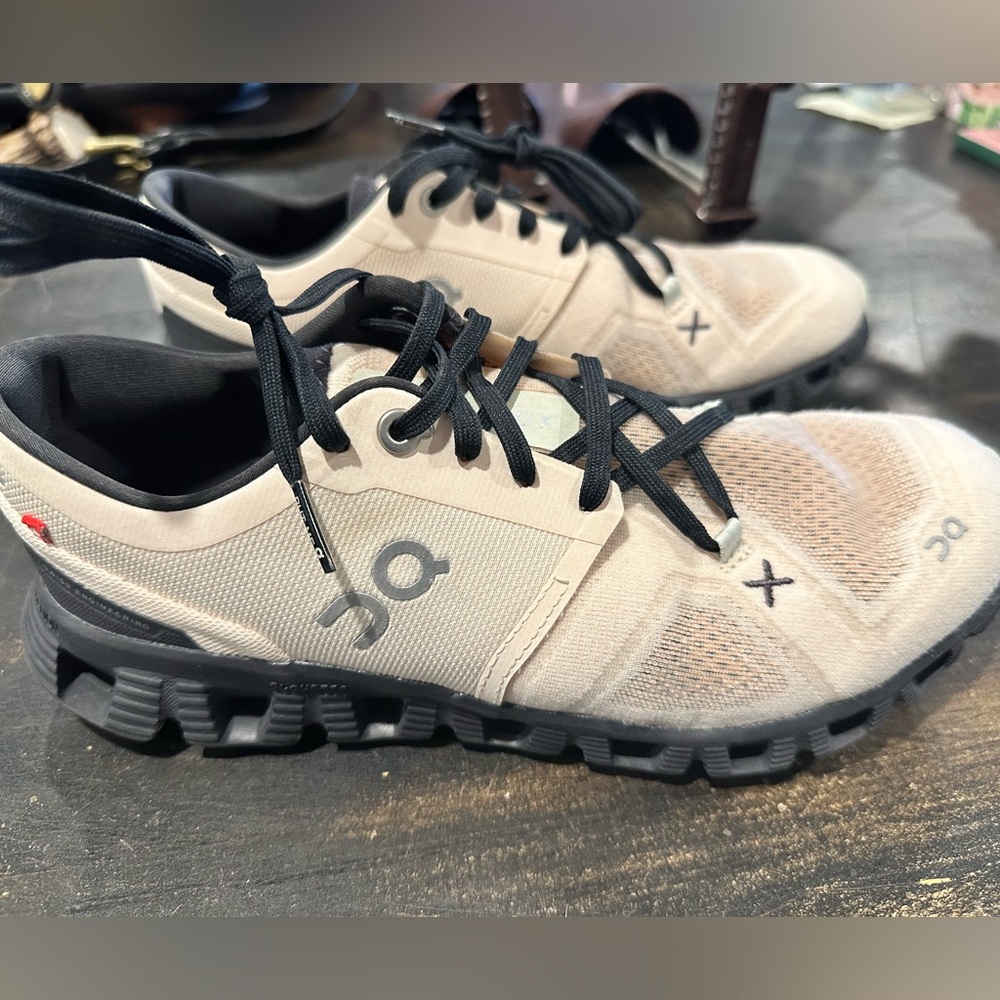 Womens On Cloud X3 fawn/magnet size 7.5